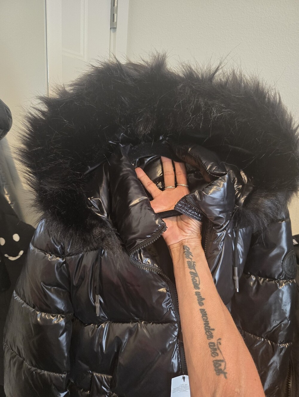 NWT!! DKNY Glossy Black Quilted Puffer with Fur-Trim Hood. Size L - Picture 4 of 6
